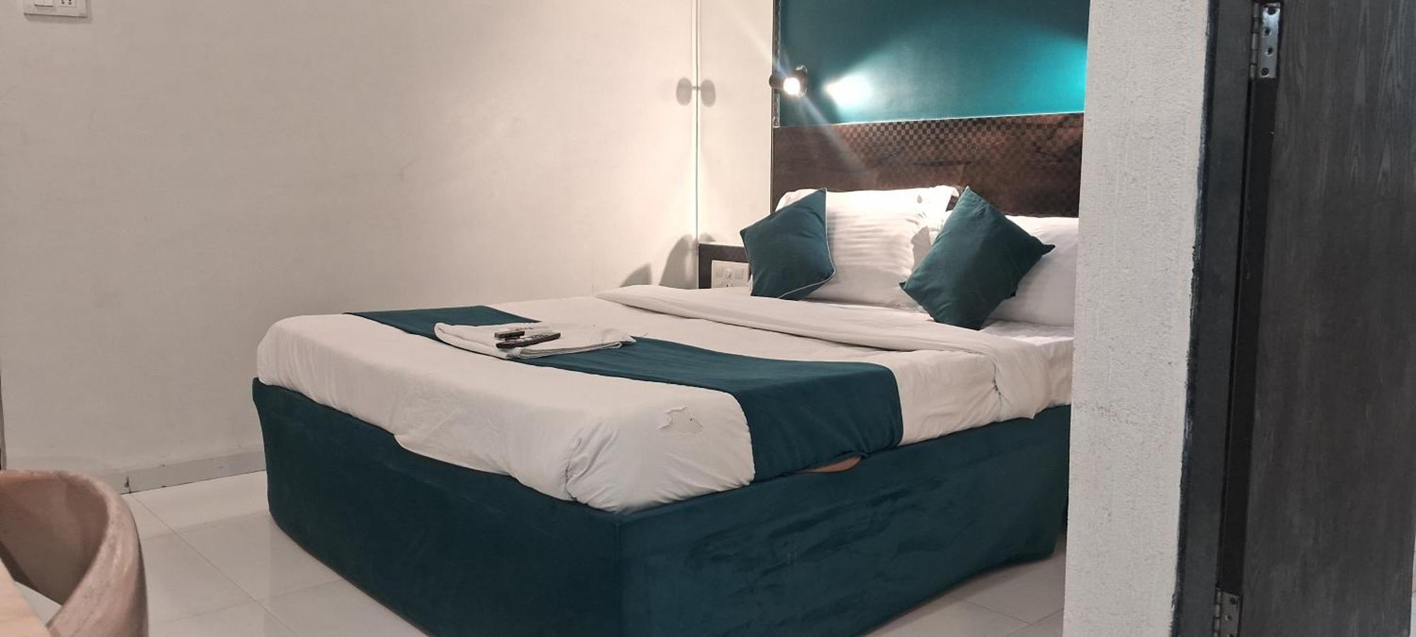 Shine Hospitality Group 3* Bombaj